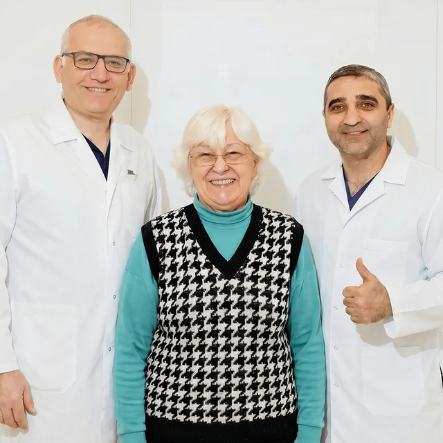 Врачи Full Clinic с пациенткой, архивная фотография